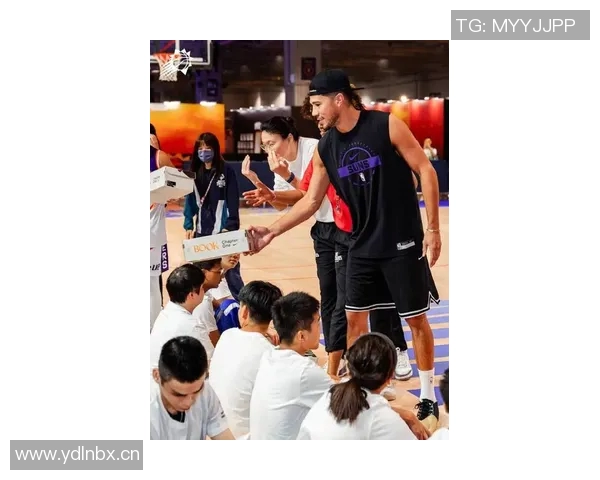 布克与中文布克合影互动投篮视频引发球迷热议 布克与中文布克合影互动投篮视频引发球迷热议