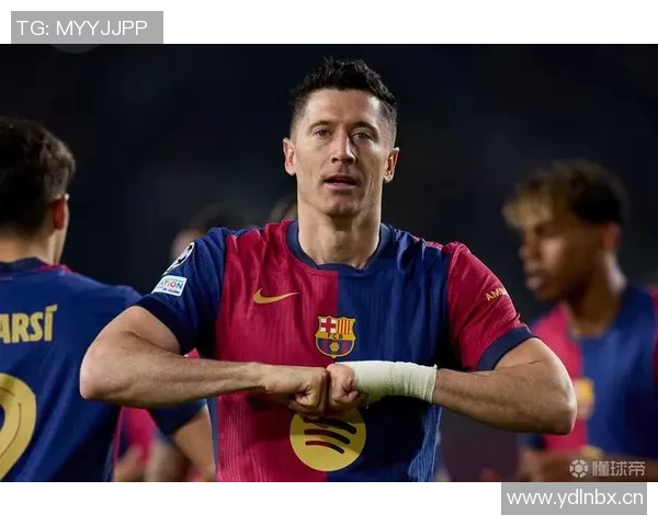 马卡报报道莱万上半场不适巴萨对其坚持比赛表示不满