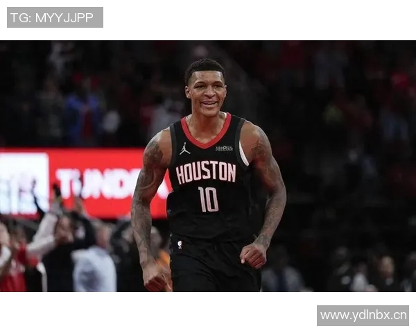 贾巴里史密斯日常穿搭引发关注时尚风潮致敬小帅气质