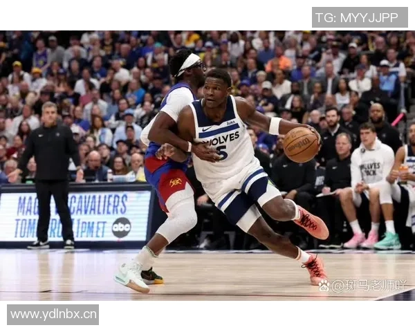 爱德华兹半场表现亮眼10投4中贡献15分3助攻罚球全中助球队争取胜利