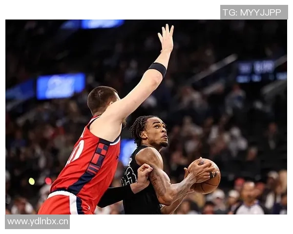 克拉克斯顿表现出色14投8中砍下21分8篮板4助攻2抢断2盖帽