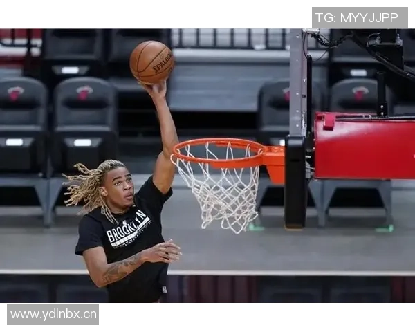 克拉克斯顿半场表现惊艳7中5贡献11分8板5助正负值高达22