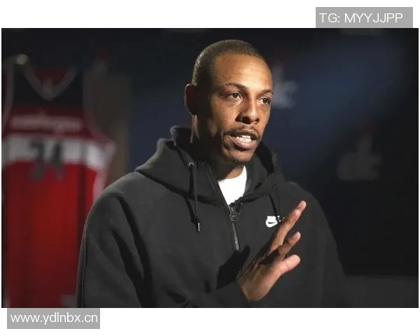 女主持与皮尔斯默契配合皮尔斯直言不想与他人合作播客