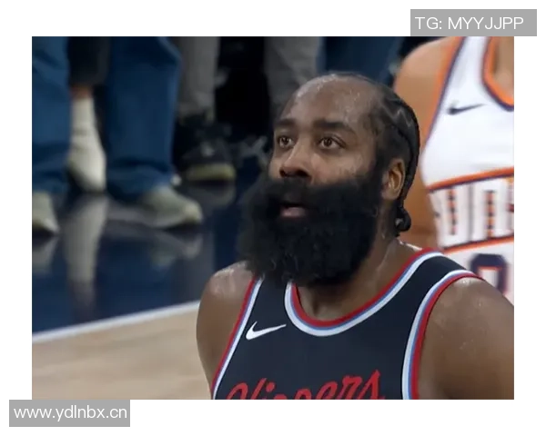 哈登三分球失误引发场下笑声马卡与弩机默契互动引发关注 哈登三分球失误引发场下笑声马卡与弩机默契互动引发关注