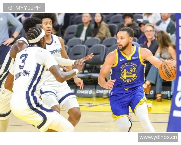 勇士队今日八人得分上双展现酣畅淋漓的进攻风采引发球迷热烈讨论